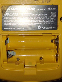 Game Boy Color in Gelb
